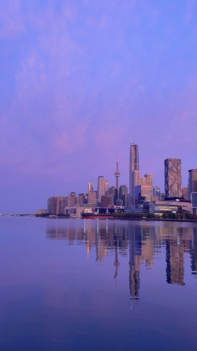 Stephany_tpwk's tweet photo. BORONTO SO READY LOOK HOW PURPLE THE SUNRISE WAS TODAY https://t.co/cgXBclF6Qi
