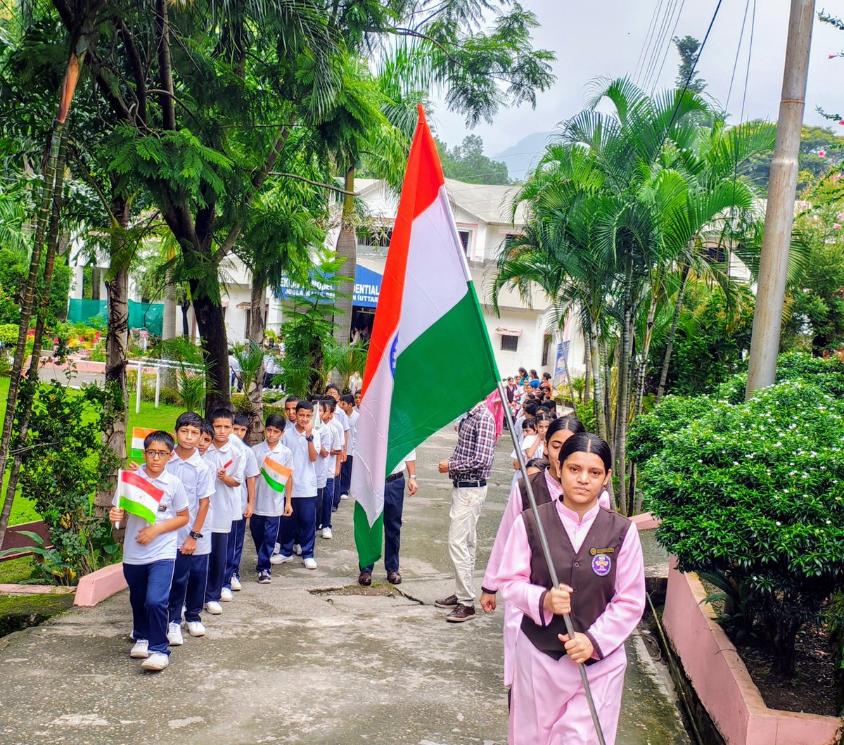 emrskalsi2's tweet photo. Eklavya Model Residential School, Kalsi celebrated the 80th Independence Day with immense pride, patriotism and enthusiasm. The celebration witnessed the unfurling of the Tricolour, inspiring cultural presentations and enthusiastic participation of students and staff. https://t.co/bx2PpYtWBT