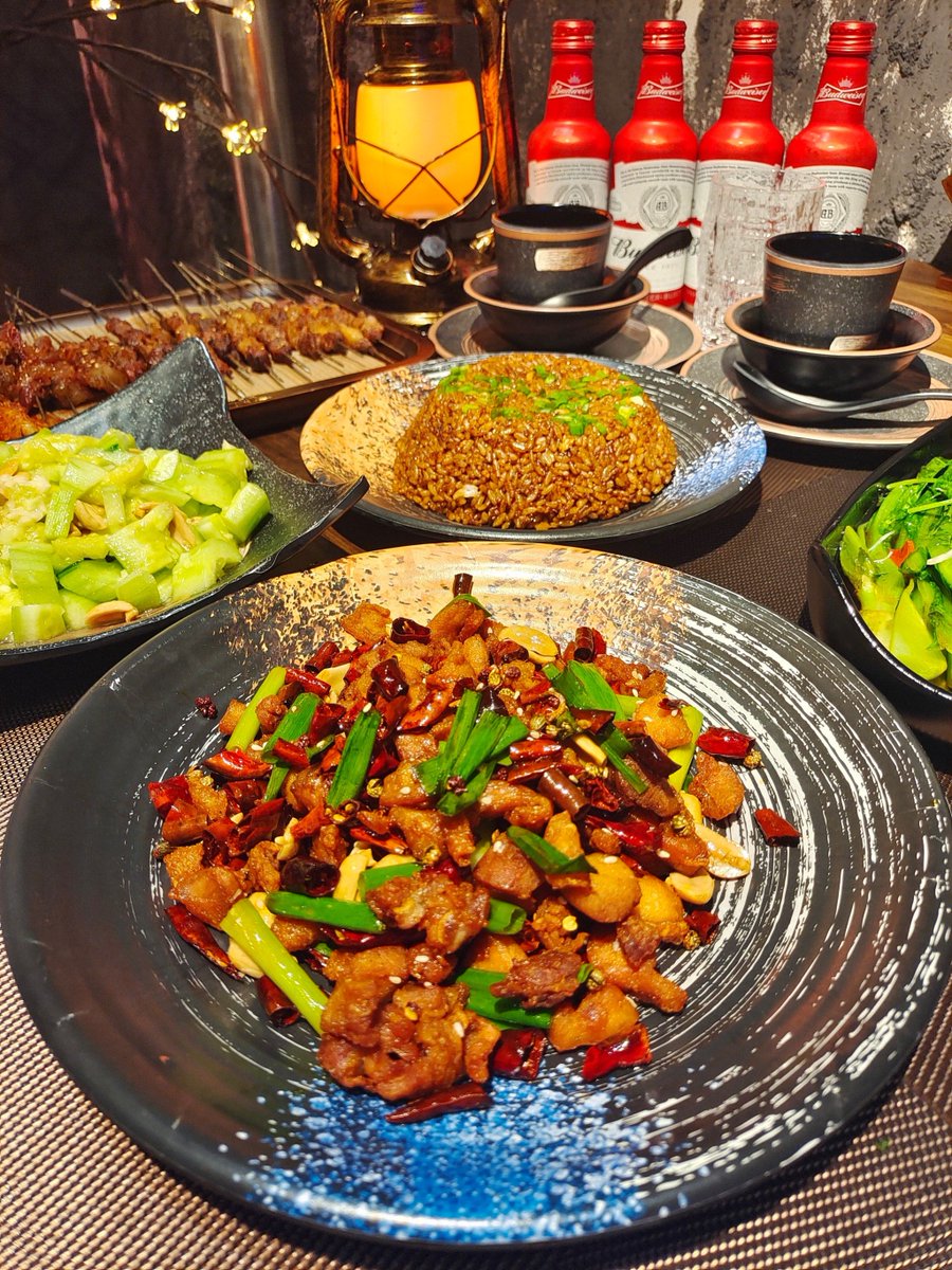 SenpaiiVin's tweet photo. Late night craving Soft steamed buns stuffed with braised pork, hot soup simmered all night—only at this tiny alley eatery. （深夜犯馋？软乎乎的小笼包塞满酱焖五花肉，���有熬了整夜的热汤——只在这条小巷的小食铺有售。） https://t.co/blSy3gWsow