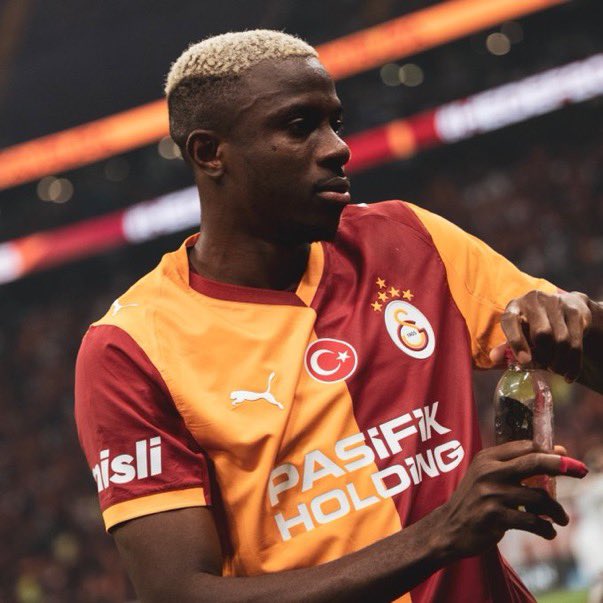 sporiamedya's tweet photo. Osimhen’e kırmızı ışık cezası!

Galatasaray’ın Nijeryalı yıldızı Victor Osimhen’e, trafikte kırmızı ışık ihlali yaptığı gerekçesiyle trafik ekipleri tarafından 5.000 TL para cezası uygulandı.

Osimhen’in aldığı trafik cezası kısa sürede sosyal medyada gündem olurken, olay futbolseverlerin de dikkatini çekti.