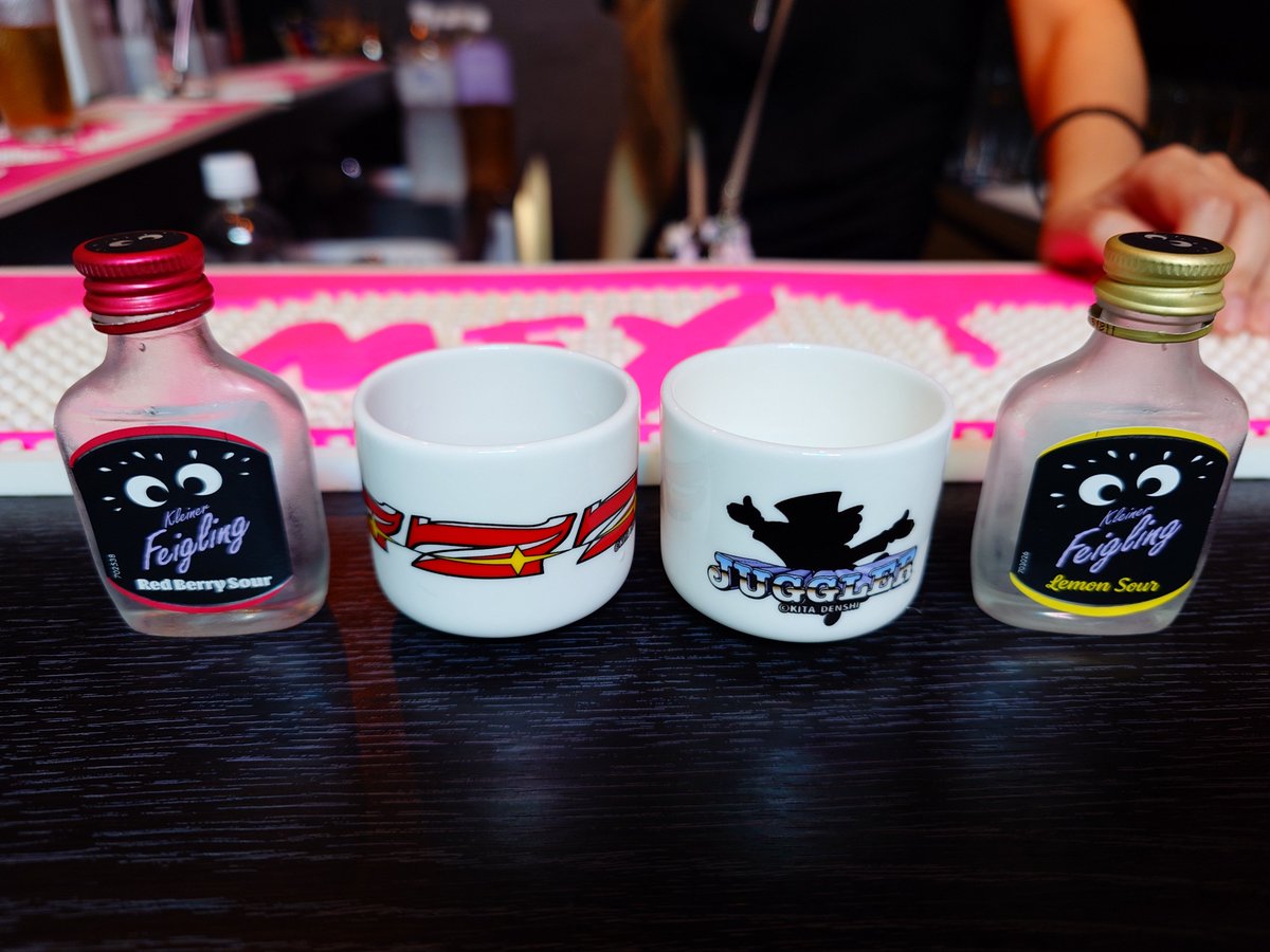 seagullflyhigh's tweet photo. ガチャガチャでおちょこがあったから２回回してみた！
3/5欲しいやつ中、欲しいやつ1個、別に⋯なやつ1個だった🥺

早速おちょこでショット飲んでみたよ！
クライナーとハブ酒🐍
ガチャ一回500円で高いけど、次見かけたらもうちょっと回して揃えようかなぁ🙄(店用に)

なおわたしスロットはしません😂 https://t.co/oeldIIYfhi