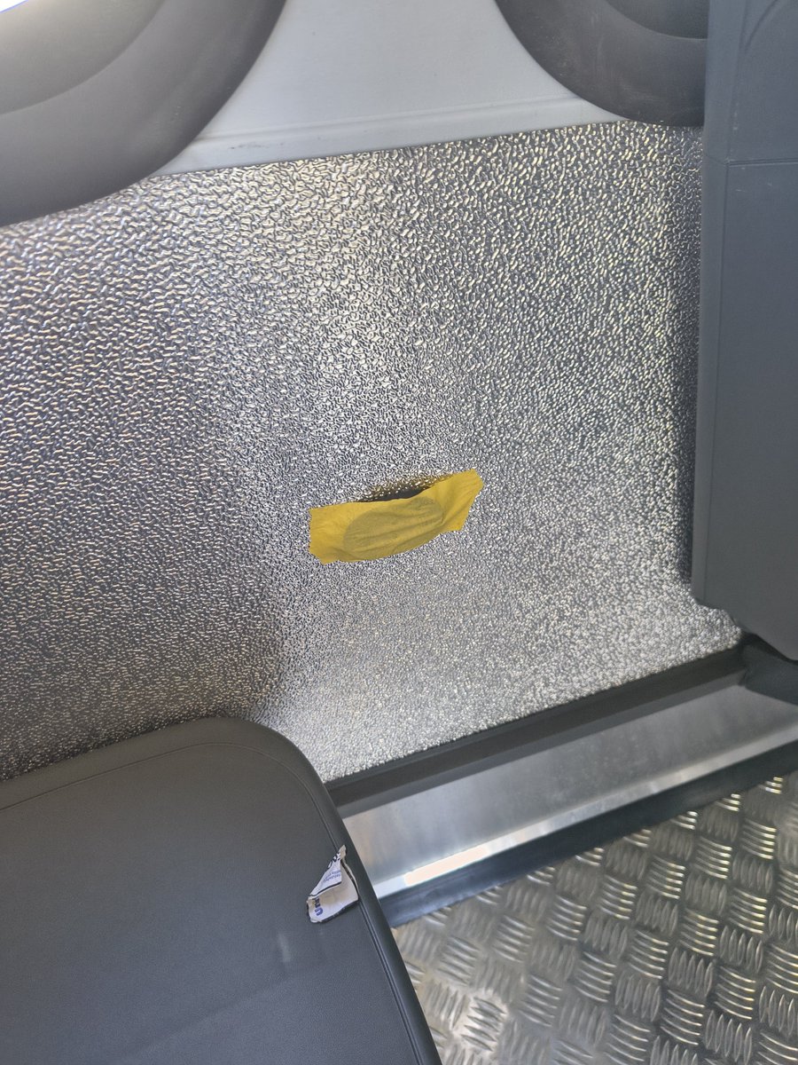 JucaBatatao's tweet photo. Ao menos peguei um ônibus tão novo que tava embalado de presente pra mim https://t.co/6uVidWwvj4