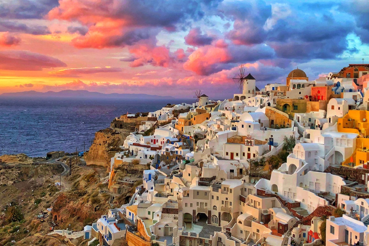 listenloudSA's tweet photo. Chased the golden sunset along Santorini’s cliffside paths—warm breeze, whitewashed houses, and that iconic Aegean glow made today pure magic. https://t.co/zpQgkRog4y