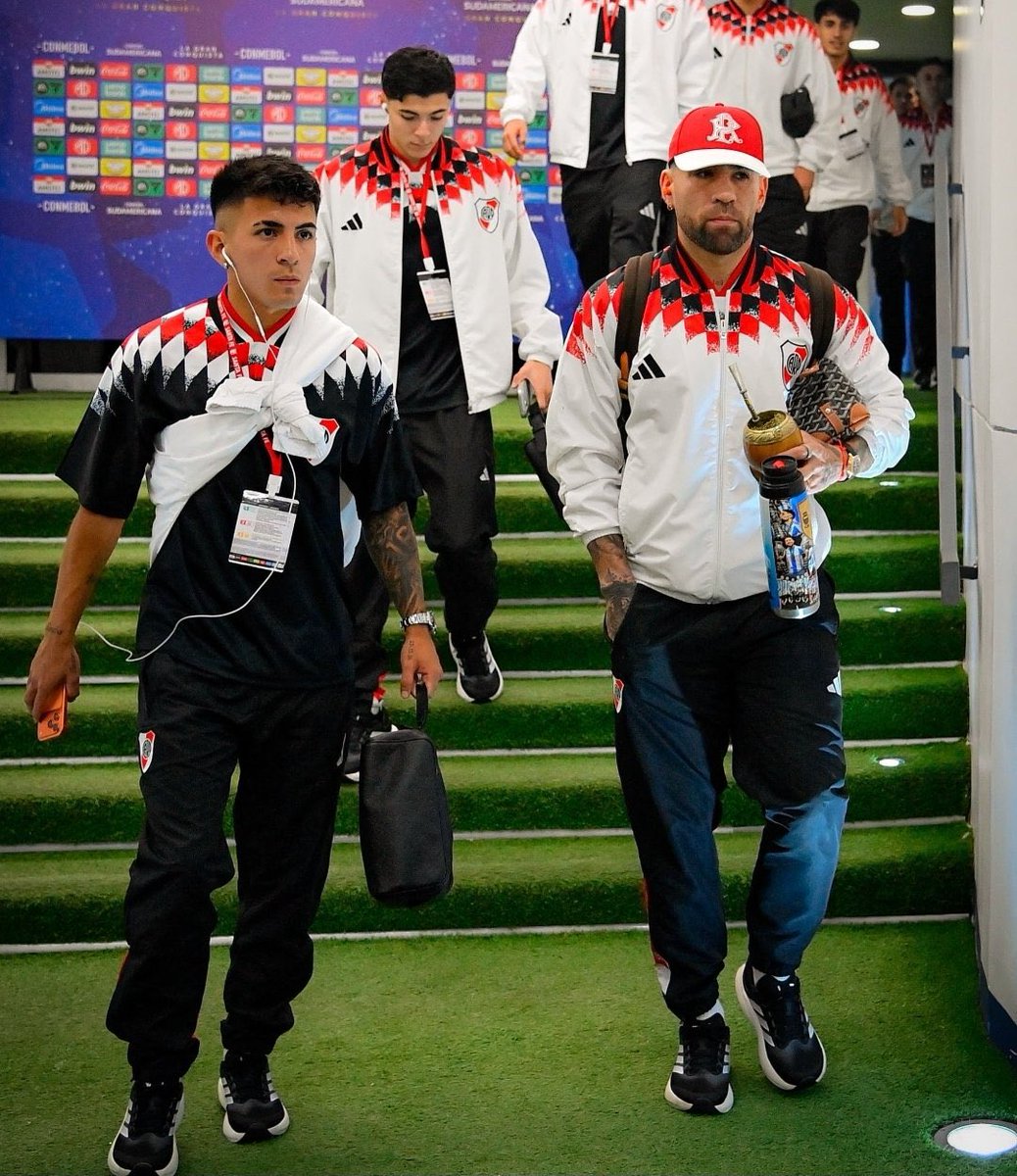 Velezonline's tweet photo. “Las mejores inferiores del continente” https://t.co/u9sKERWg7H