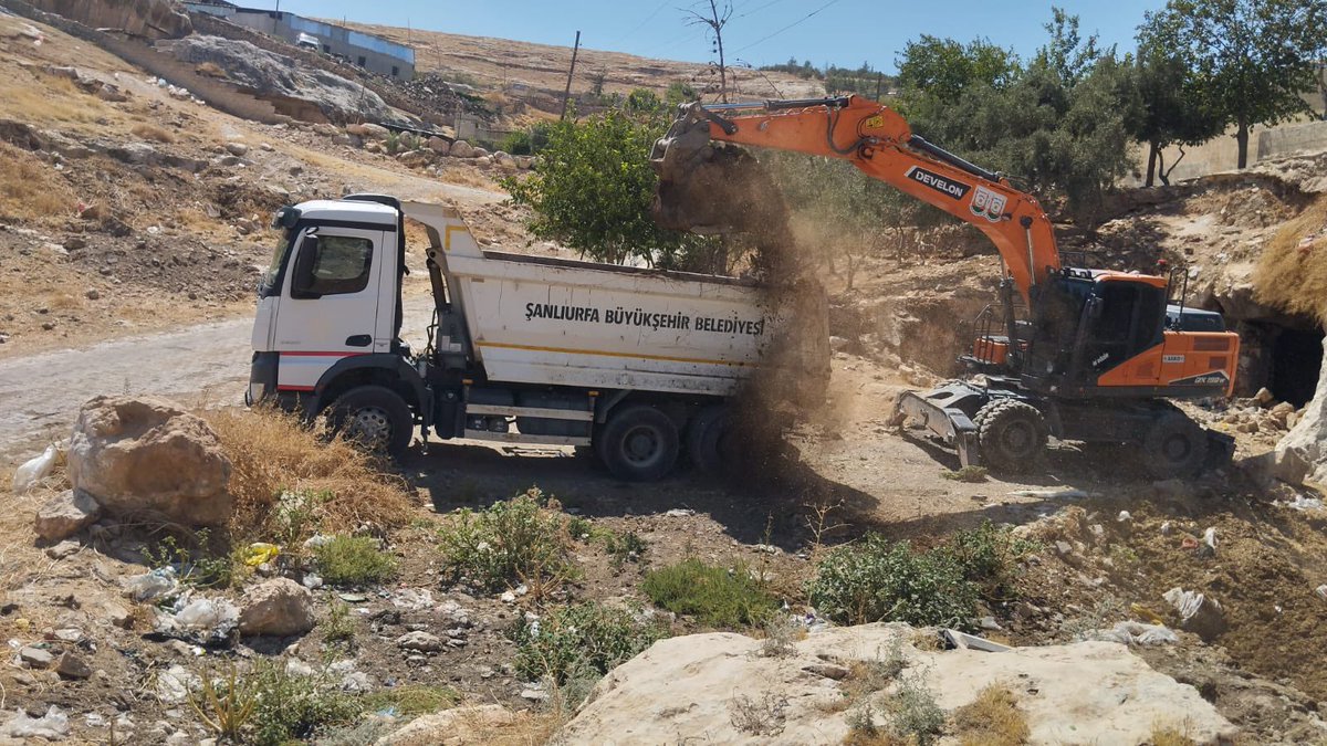 SBBBCEVREKORUMA's tweet photo. Ş.B.B. Çevre Koruma ve Kontrol Daire Başkanlığı olarak ekiplerimizce merkez derelerimizde ve  gübre atıklarından oluşan olumsuzluklar ve görüntü kirliliğini önlemek amacıyla temizlik çalışmalarımız devam ediyor. @sanliurfabld 
@MithatCanKutluc @halilaldeniz_ @aytekin_ey41318 https://t.co/b4KEt1VlYH
