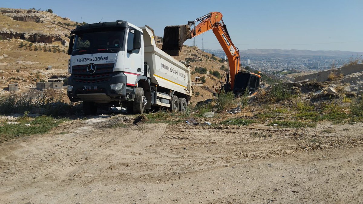SBBBCEVREKORUMA's tweet photo. Ş.B.B. Çevre Koruma ve Kontrol Daire Başkanlığı olarak ekiplerimizce merkez derelerimizde ve  gübre atıklarından oluşan olumsuzluklar ve görüntü kirliliğini önlemek amacıyla temizlik çalışmalarımız devam ediyor. @sanliurfabld 
@MithatCanKutluc @halilaldeniz_ @aytekin_ey41318 https://t.co/b4KEt1VlYH