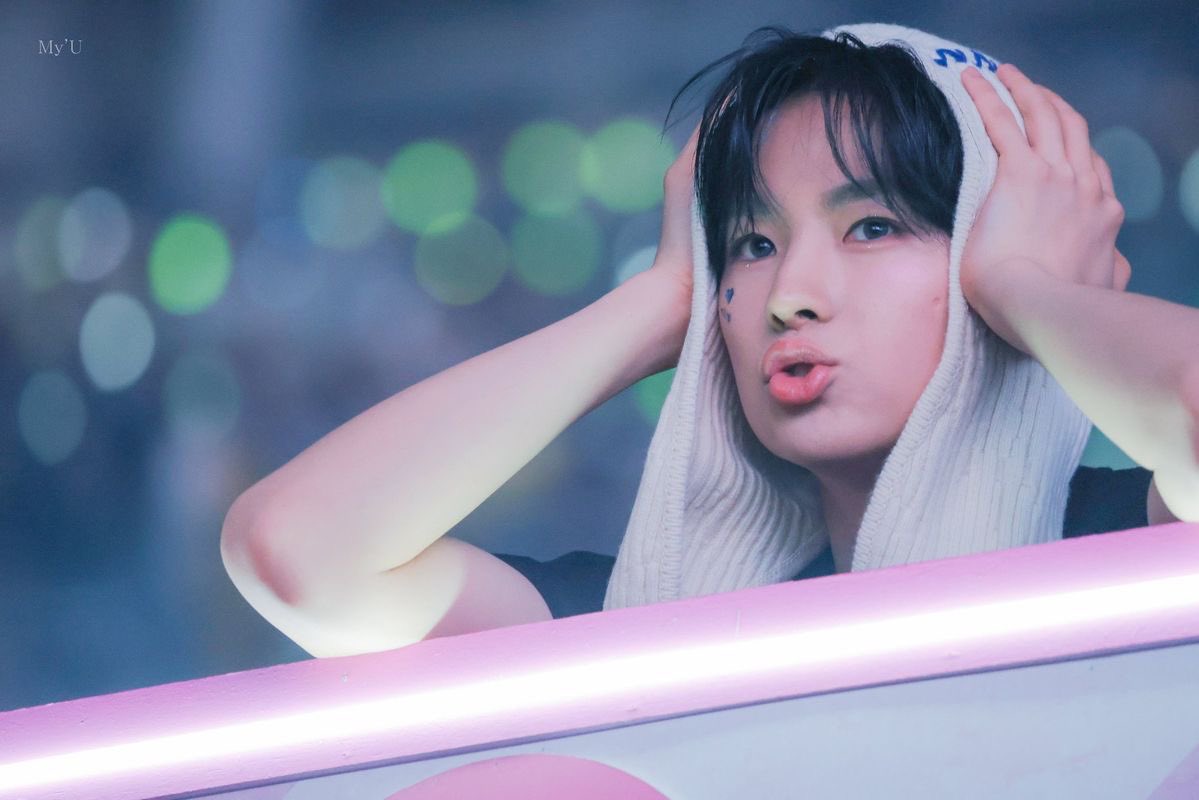lumiwish_'s tweet photo. 이 날 진짜 미치게 귀여움 어떻게 이런 모자를 씌울 생각을 했을까 https://t.co/iNsba2wzjT