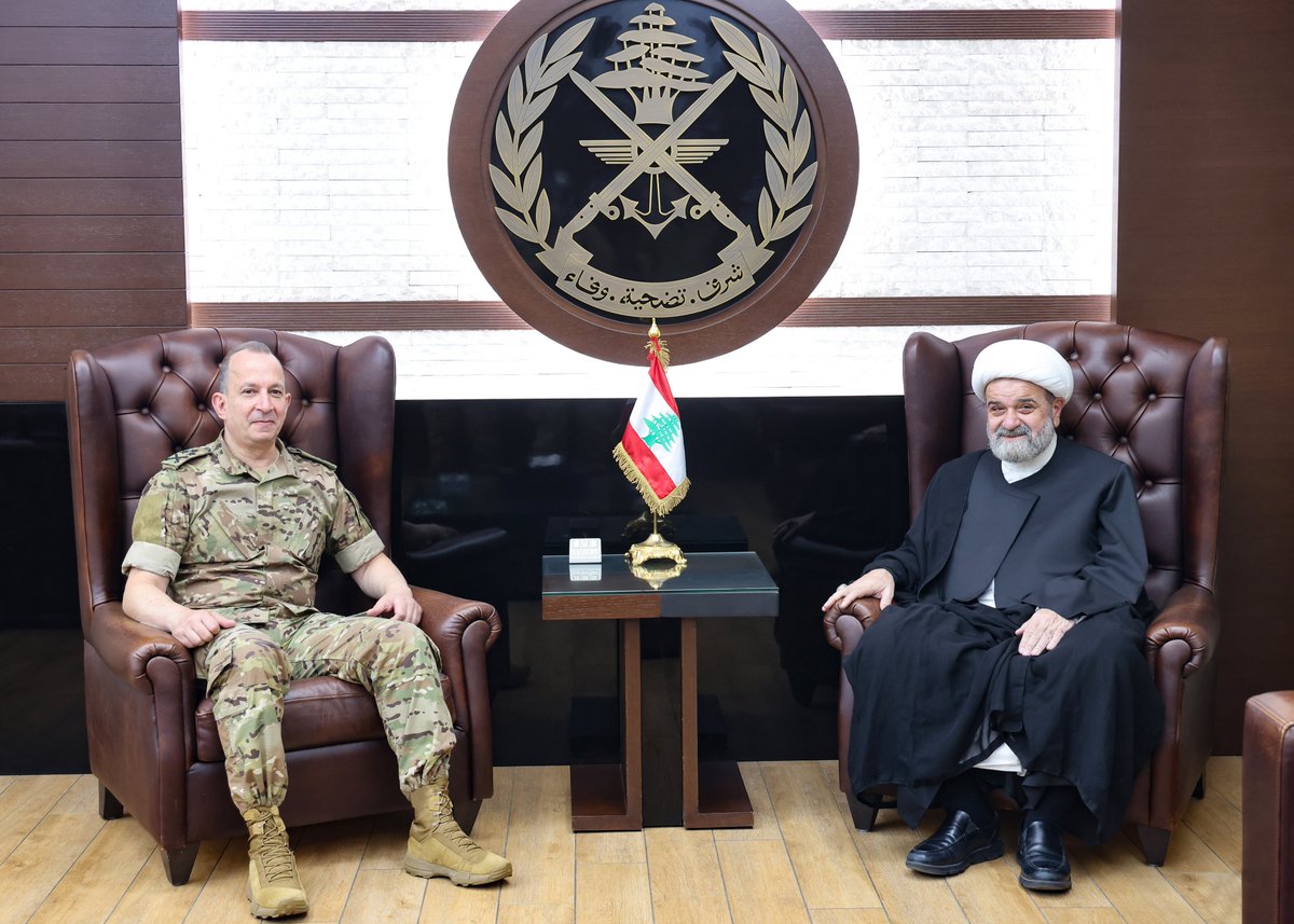 LebarmyOfficial's tweet photo. استقبل قائد الجيش العماد رودولف هيكل في مكتبه - اليرزة الملحق العسكري الروسي العقيد Yuri Penkov، في زيارة وداعية بمناسبة انتهاء مهمته، وقدّم خلالها خلَفه اللواء Krivoruchko Pytor. كما استقبل الملحق العسكري الدنماركي العقيد Thomas Eddelien يرافقه القائم بأعمال السفارة الدنماركية Jacob Faber ووفد من السفارة، وتناول البحث علاقات التعاون بين جيشَي البلدَين.
كذلك استقبل مفتي صور وجبل عامل القاضي الشيخ حسن عبدالله الذي أكد أهمية الالتفاف حول الجيش خلال الأوضاع الاستثنائية الراهنة.
بعدها استقبل نقيب محرري الصحافة جوزف القصيفي مع وفد من النقابة، وجرى عرض الأوضاع العامة والتطورات، والجهود الكبيرة التي تبذلها المؤسسة العسكرية في ظل الصعوبات الحالية، ولا سيما في الجنوب حيث تستمر الاعتداءات من جانب الاحتلال الإسرائيلي. وتم التشديد على أهمية دور الجيش في صون الاستقرار والوحدة الداخلية والسلم الأهلي.
من جهة أخرى، أعرب نقيب محرري الصحافة وأعضاء الوفد عن تقديرهم لتضحيات الجيش ودوره الوطني، مؤكدين ضرورة التضامن مع المؤسسة العسكرية بوصفها الضامن لوحدة لبنان وأمنه.
#الجيش_اللبناني #LebaneseArmy
https://t.co/oIYRdvNQDF