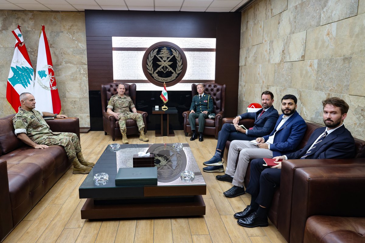 LebarmyOfficial's tweet photo. استقبل قائد الجيش العماد رودولف هيكل في مكتبه - اليرزة الملحق العسكري الروسي العقيد Yuri Penkov، في زيارة وداعية بمناسبة انتهاء مهمته، وقدّم خلالها خلَفه اللواء Krivoruchko Pytor. كما استقبل الملحق العسكري الدنماركي العقيد Thomas Eddelien يرافقه القائم بأعمال السفارة الدنماركية Jacob Faber ووفد من السفارة، وتناول البحث علاقات التعاون بين جيشَي البلدَين.
كذلك استقبل مفتي صور وجبل عامل القاضي الشيخ حسن عبدالله الذي أكد أهمية الالتفاف حول الجيش خلال الأوضاع الاستثنائية الراهنة.
بعدها استقبل نقيب محرري الصحافة جوزف القصيفي مع وفد من النقابة، وجرى عرض الأوضاع العامة والتطورات، والجهود الكبيرة التي تبذلها المؤسسة العسكرية في ظل الصعوبات الحالية، ولا سيما في الجنوب حيث تستمر الاعتداءات من جانب الاحتلال الإسرائيلي. وتم التشديد على أهمية دور الجيش في صون الاستقرار والوحدة الداخلية والسلم الأهلي.
من جهة أخرى، أعرب نقيب محرري الصحافة وأعضاء الوفد عن تقديرهم لتضحيات الجيش ودوره الوطني، مؤكدين ضرورة التضامن مع المؤسسة العسكرية بوصفها الضامن لوحدة لبنان وأمنه.
#الجيش_اللبناني #LebaneseArmy
https://t.co/oIYRdvNQDF