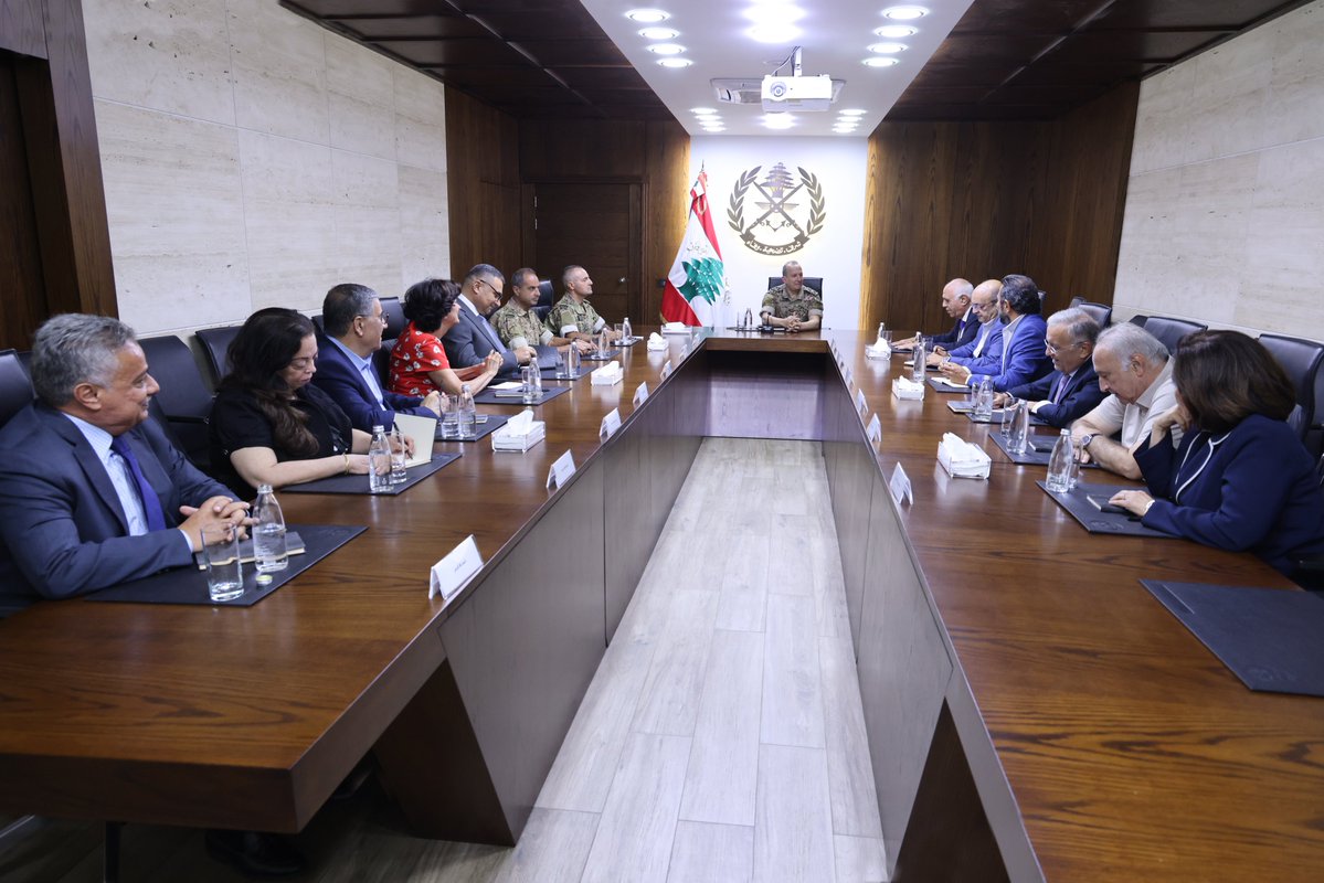 LebarmyOfficial's tweet photo. استقبل قائد الجيش العماد رودولف هيكل في مكتبه - اليرزة الملحق العسكري الروسي العقيد Yuri Penkov، في زيارة وداعية بمناسبة انتهاء مهمته، وقدّم خلالها خلَفه اللواء Krivoruchko Pytor. كما استقبل الملحق العسكري الدنماركي العقيد Thomas Eddelien يرافقه القائم بأعمال السفارة الدنماركية Jacob Faber ووفد من السفارة، وتناول البحث علاقات التعاون بين جيشَي البلدَين.
كذلك استقبل مفتي صور وجبل عامل القاضي الشيخ حسن عبدالله الذي أكد أهمية الالتفاف حول الجيش خلال الأوضاع الاستثنائية الراهنة.
بعدها استقبل نقيب محرري الصحافة جوزف القصيفي مع وفد من النقابة، وجرى عرض الأوضاع العامة والتطورات، والجهود الكبيرة التي تبذلها المؤسسة العسكرية في ظل الصعوبات الحالية، ولا سيما في الجنوب حيث تستمر الاعتداءات من جانب الاحتلال الإسرائيلي. وتم التشديد على أهمية دور الجيش في صون الاستقرار والوحدة الداخلية والسلم الأهلي.
من جهة أخرى، أعرب نقيب محرري الصحافة وأعضاء الوفد عن تقديرهم لتضحيات الجيش ودوره الوطني، مؤكدين ضرورة التضامن مع المؤسسة العسكرية بوصفها الضامن لوحدة لبنان وأمنه.
#الجيش_اللبناني #LebaneseArmy
https://t.co/oIYRdvNQDF