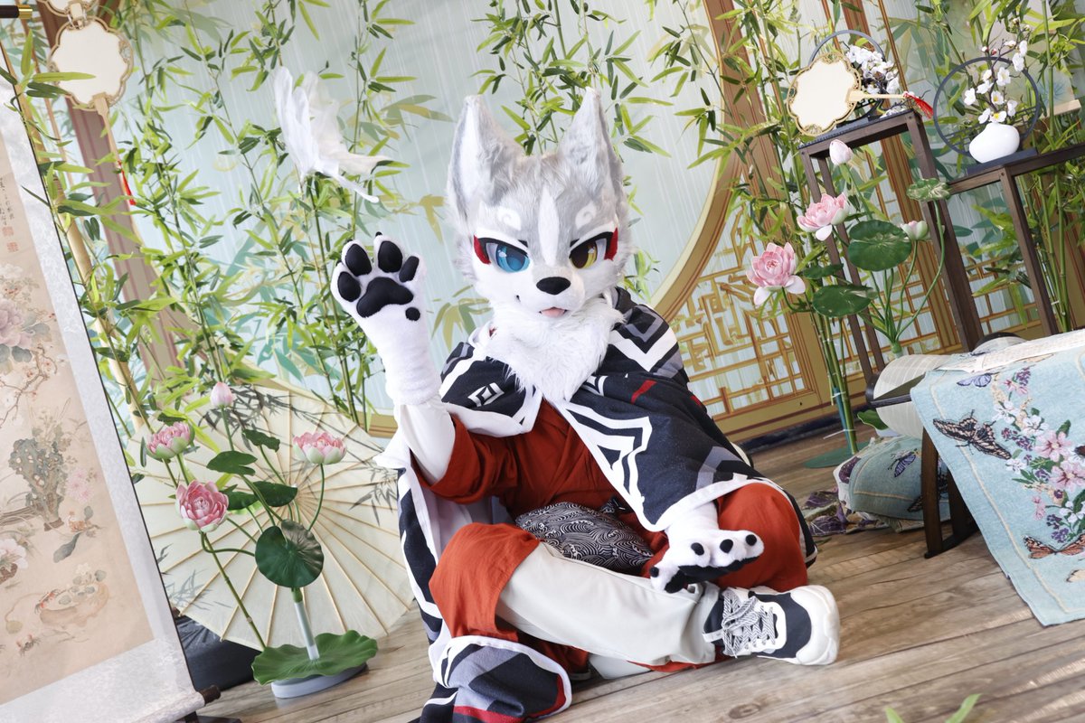 ea_tenda's tweet photo. #FursuitFriday #Fursuit #furry 
袅袅檐树动，好风西南来。
披襟有馀凉，拂簟无纤埃。
但喜烦暑退，不惜光阴催。 https://t.co/tKNGxpwnkt