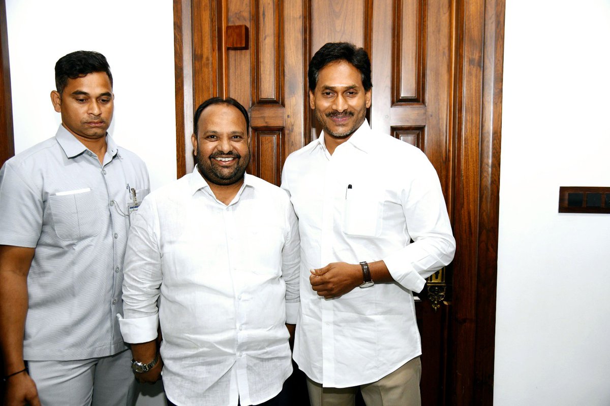 SkGulamrasool3's tweet photo. ఈరోజు తాడేపల్లి వైయస్సార్ కాంగ్రెస్ పార్టీ కేంద్ర కార్యాలయం నందు
 #మాజీ #ముఖ్యమంత్రివర్యులు #వైయస్ #జగన్మోహన్ #రెడ్డి #గారిని మర్యాదపూర్వకంగా కలిసిన

 #వైఎస్ఆర్సిపి #రాష్ట్రకార్యదర్శి  #మరియు 
#పత్తిపాడు #నియోజకవర్గ #పరిశీలకులు 
#గులాంరసూల్ #గారు

@YSRCongressParty - @YSjagan https://t.co/orCuDvBNPj