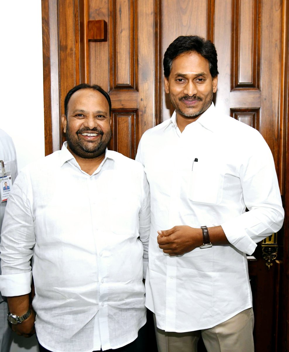 SkGulamrasool3's tweet photo. ఈరోజు తాడేపల్లి వైయస్సార్ కాంగ్రెస్ పార్టీ కేంద్ర కార్యాలయం నందు
 #మాజీ #ముఖ్యమంత్రివర్యులు #వైయస్ #జగన్మోహన్ #రెడ్డి #గారిని మర్యాదపూర్వకంగా కలిసిన

 #వైఎస్ఆర్సిపి #రాష్ట్రకార్యదర్శి  #మరియు 
#పత్తిపాడు #నియోజకవర్గ #పరిశీలకులు 
#గులాంరసూల్ #గారు

@YSRCongressParty - @YSjagan https://t.co/orCuDvBNPj