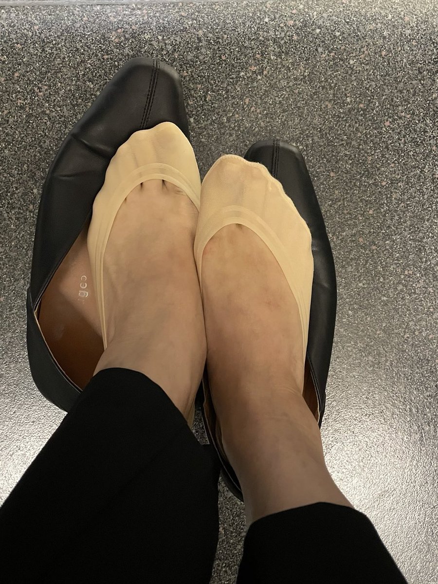 naru8813's tweet photo. 最近は薄めフットカバーが多め👠
あと一日で、おやすみだぁ、、
リクエストあればDMください🫶🏻

#靴下売ります #靴下売り子 #靴下売り子 #下着売ります #パンスト #フットカバー  #裏垢女子 https://t.co/O7VTol0M2H