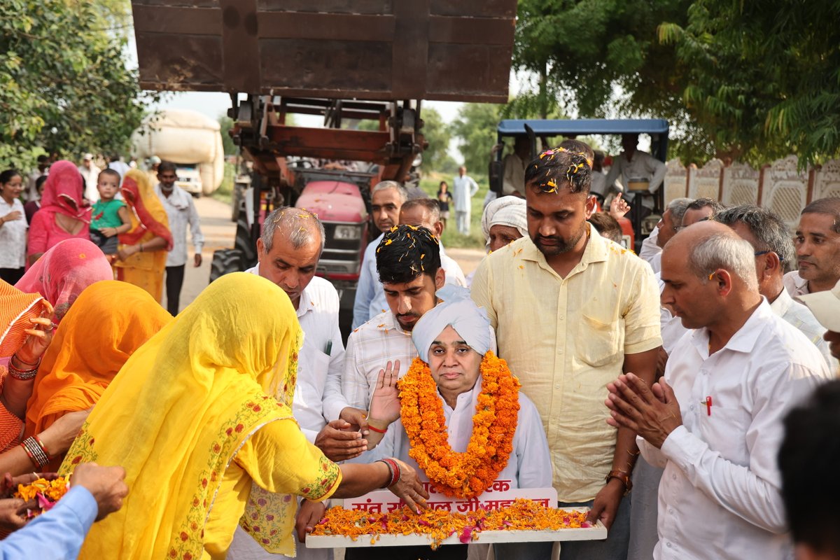 SatlokChannel's tweet photo. ग्राम उत्तरादा, जिला चुरू (RJ) में संत रामपाल जी महाराज द्वारा गौ सुरक्षा अभियान के तहत 600 क्विंटल सूखा चारा पहुंचाया गया। https://t.co/ktPTb8KElJ