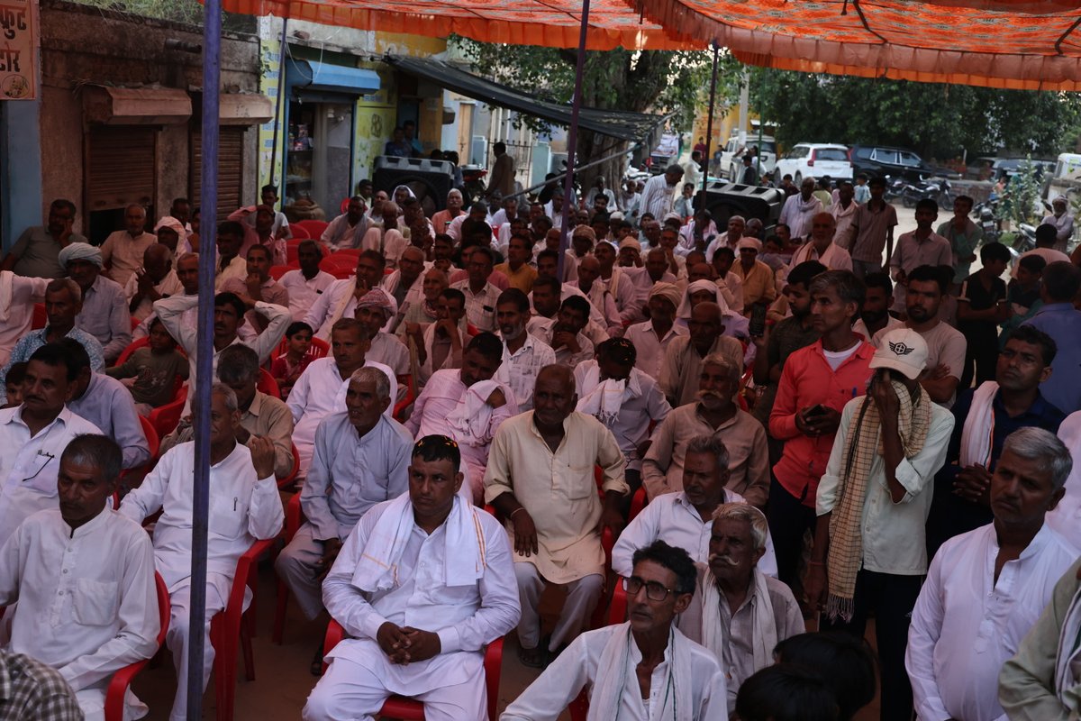 SatlokChannel's tweet photo. ग्राम उत्तरादा, जिला चुरू (RJ) में संत रामपाल जी महाराज द्वारा गौ सुरक्षा अभियान के तहत 600 क्विंटल सूखा चारा पहुंचाया गया। https://t.co/ktPTb8KElJ