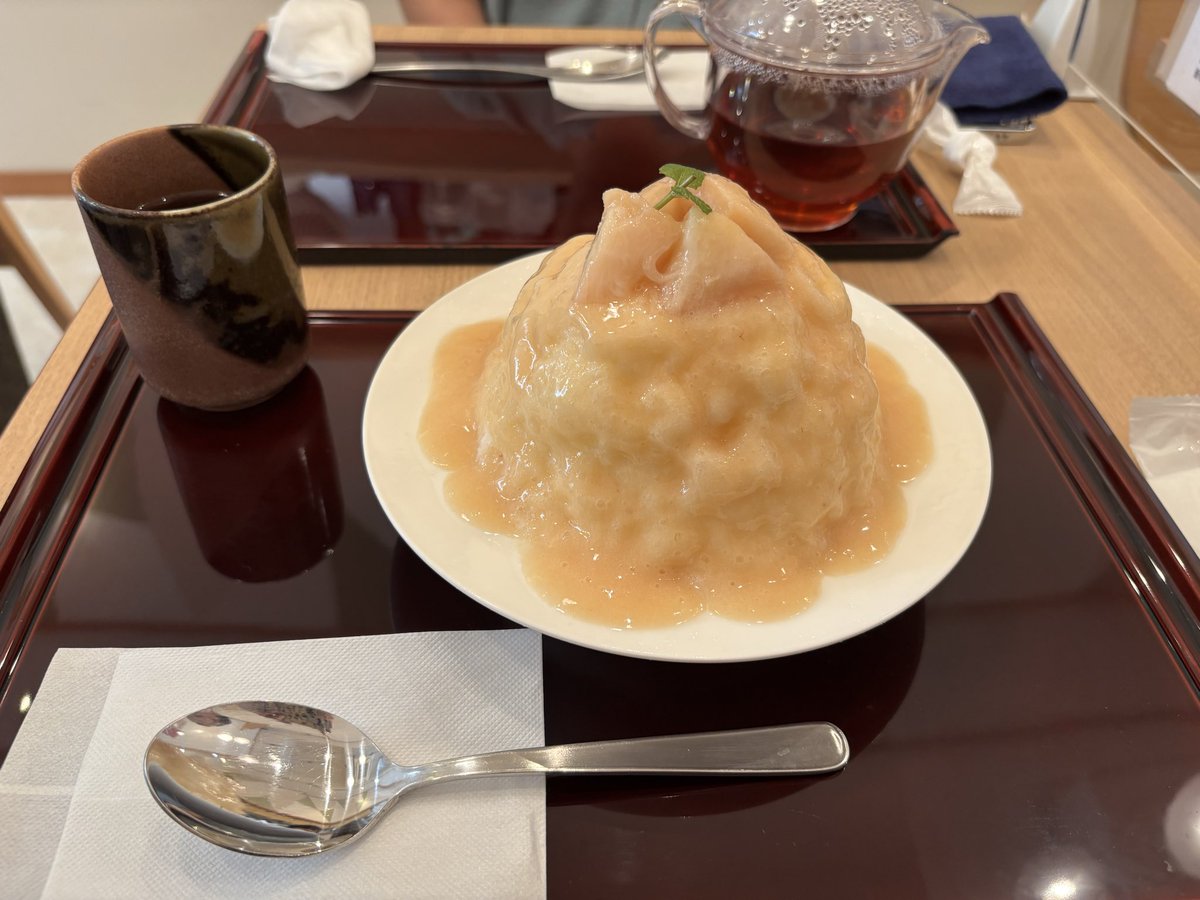 oo0plus's tweet photo. 「姫さん、桃好きやねー」
「季節限定だし、甘さ控えめで、侑士も食べられるから、食べてみて！」
「ほな、こっち側から貰うわ」
「ね？美味しいでしよ？」
「口ん中入れな瞬間にめっちゃ桃やった！桃齧ったんちゃうよな？甘さも姫さんの言うた通り控えめで、俺も今度桃ちゃん頼も」
#tnprプラス https://t.co/wmRPGsYVkt