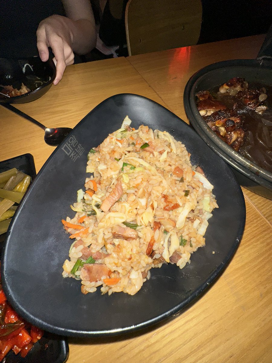 4s9qls_'s tweet photo. 임신했어요. 마왕족발 처음 먹어보는데 ㄴㅁ 맛잇네 https://t.co/h6ofuYag9d