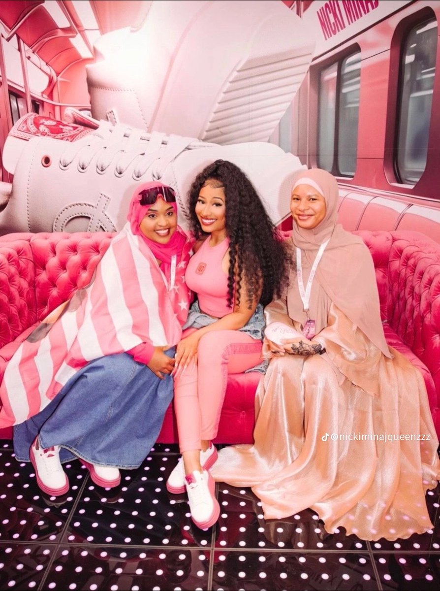 Shvdabarb's tweet photo. Nicki minaj >>> other celebrities https://t.co/x7LWhFCpOY
