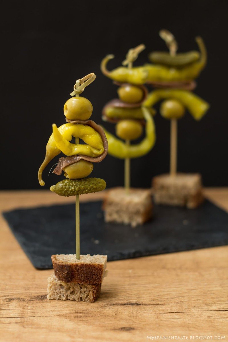 spanishkitchen5's tweet photo. Le pintxo le plus iconique du Pays basque, la Gilda 💃

Olive, anchois, guindilla. Trois ingrédients. Un piquant parfait. Une explosion de saveurs en une bouchée.

Simple, audacieuse, addictive 😏 https://t.co/nU3ojJ7qGq