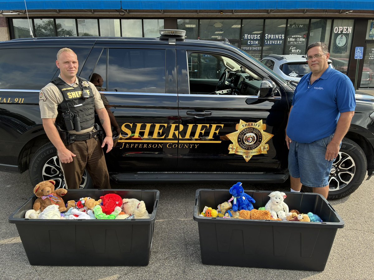 JeffCoMoSheriff's tweet photo. Remember all those Beanie Babies that were donated? Well, Tom and the nice folks at House Springs Coin Laundry donated the time and effort to get them cleaned, sanitized, and ready for our Deputies, Crisis Intervention Unit, and Victim Services division to give to kids experiencing traumatic events.
Deputy Burwell made the delivery this morning.
Thanks for the help, Tom! We appreciate your help and generosity.
#JeffCoProud