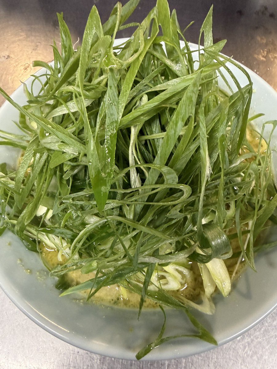 robata_g's tweet photo. ネギ好きの皆様にご連絡です！
八幡平市から届いた九条ねぎをふんだんに使った季節限定メニュー！
「青南蛮塩ねぎラーメン」スタートしました！
一杯1,150円です！券売機の「季節限定麺」を選んでください！
小辛、中辛、激辛選べます！
9月中は大丈夫かと思いますが、10月は終わってるかも・・・ https://t.co/xiT8ZDfxEB