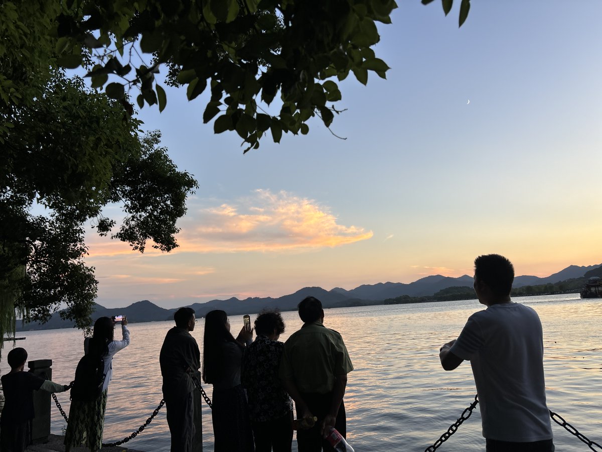 Tdycrypto's tweet photo. [Join our Photography Club's sunset shoot at West Lake this Saturday! All skill levels welcome—free snacks + mini workshop for members. Tag a friend who loves chasing golden hours! ]， https://t.co/ZR4n3JZksT