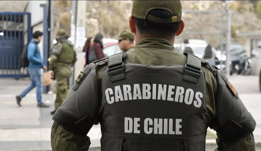 PiensaPrensa's tweet photo. Caso aislado N.......
Tres carabineros de la 13ª Comisaría de La Granja fueron detenidos tras un operativo interno por su presunta vinculación en delitos de corrupción, narcotráfico y tenencia de armas. Los funcionarios enfrentan cargos por cohecho, violación de secreto y microtráfico, siendo puestos a disposición de la justicia para su formalización.