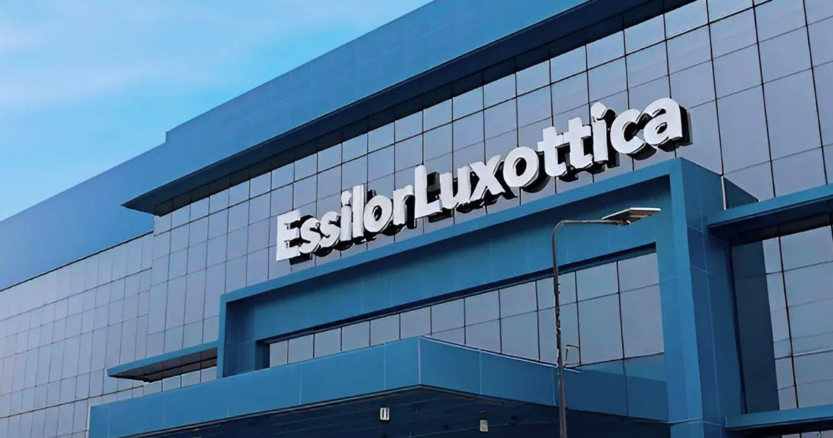 CesarVazquez89's tweet photo. $EL.PA | 𝗘𝗦𝗦𝗜𝗟𝗢𝗥𝗟𝗨𝗫𝗢𝗧𝗧𝗜𝗖𝗔 | Wide moat a precio razonable

La empresa detrás de Ray-Ban, Oakley y de una parte importante de los lentes del mundo.

Es el líder global de eyewear: fabrica monturas y lentes, y tiene una de las redes de distribución más grandes del sector (casi 18.000 puntos de venta). Morningstar le otorga Wide Moat.

🔍 ¿Por qué mirarla ahora?

Analistas le asigna un valor justo arriba de €200. Hoy cotiza cerca de €161.

En el largo plazo el negocio ha crecido con fuerza (los ingresos pasaron de ~€4.2 mil millones en 2011 a casi €29.3 mil millones). El margen operativo se comprimió en los últimos años (hoy alrededor de 12.5% reported), en parte por el mix de AI glasses y las inversiones necesarias para escalar esa categoría. Al mismo tiempo, los múltiplos (EV/EBITDA y P/FCF) se normalizaron a la baja.

📊 Números clave

• AI glasses: más de 7 millones de unidades vendidas en 2025 (estimación ~6-7% de la facturación).

• Crecimiento del portfolio de miopía (Stellest): +24% en el último trimestre.

• EV/EBITDA forward ~11.4x.

• Si tomamos un EPS de alrededor de €8 para 2027-2028 (rango que manejan varios analistas), a estos precios estaríamos comprando a un PER cercano a 20x. Para una empresa con moat amplio y crecimiento estructural, es un múltiplo más razonable que el que se pagaba hace un par de años.

⚠️ Riesgos a tener en cuenta

Las AI glasses todavía diluyen márgenes y hay competencia entrando. Además, parte del crecimiento puede canibalizar gafas tradicionales. El negocio core (lentes + monturas) sigue siendo más defensivo.

En resumen: una compañía de calidad, con ventaja competitiva real, que pasó por un derating de valoración y hoy cotiza con expectativas más normalizadas. No es una ganga extrema, pero la relación riesgo/beneficio se ve más equilibrada.

🔎Fuente de datos: fiscal_ai | MorningstarInc | Company filings

📊 Portfolio y Copy Trading en el link de mi perfil 👤

𝗜𝗻𝗴. 𝗖𝗲𝘀𝗮𝗿 𝗩𝗮𝘇𝗾𝘂𝗲𝘇 | 𝗙𝗶𝗻𝗮𝗻𝗰𝗶𝗮𝗹 𝗔𝗱𝘃𝗶𝘀𝗼𝗿 | 𝗖𝗡𝗩 𝟮𝟱𝟴𝟭

⚠️ Este contenido es solo para información. No constituye una oferta ni recomendación para comprar, mantener o vender ninguna inversión. El rendimiento pasado no es garantía de resultados futuros.
