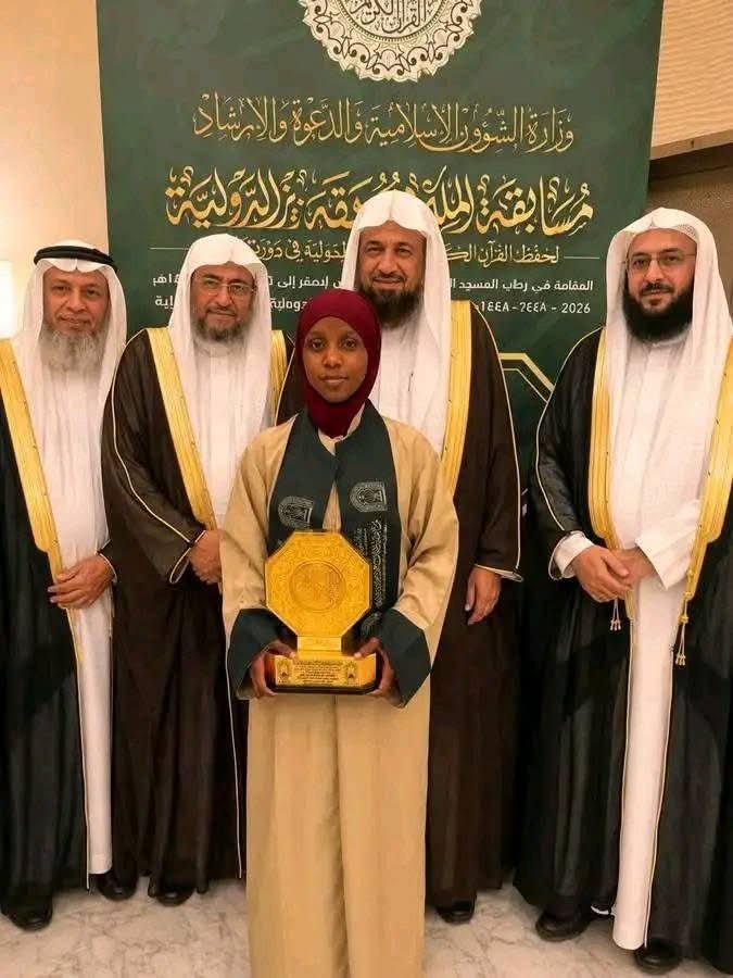 ShibdawaMedia's tweet photo. 🇳🇬🏆 Masha Allah! Maryam Ɗan Azumi 📖✨

Gwarzuwar Musabaƙar Alƙur’ani, ta zo ta 1 a Musabaƙar Ƙasar Saudiyya 🇸🇦, a fannin Juzu’i 60 da Tafsirin Suratul Maryam.

🇳🇬❤️ Alhamdulillah! Daga Najeriya zuwa duniya. 🏆📖

#MaryamDanAzumi #Nigeria #SaudiArabia #Quran https://t.co/DnbKuDcGj4