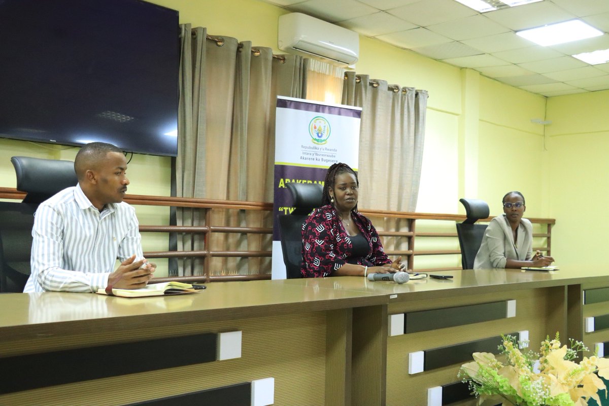 bugeserayouth's tweet photo. #KuganiraNurubyiruko: Urubyiruko ruhagarariye urundi rwitabiriye ibiganiro nyunguranabitekerezo bigamije kurebera hamwe ibibazo bibugarije, ingaruka z'ibiyobyabwenge, inzoga zitujuje ubuziranenge no gufatira hamwe ingamba zo kubirwanya @RwandaYouthArts @RwandaOGS, @RwandaLocalGov https://t.co/4dYv0AIGEy