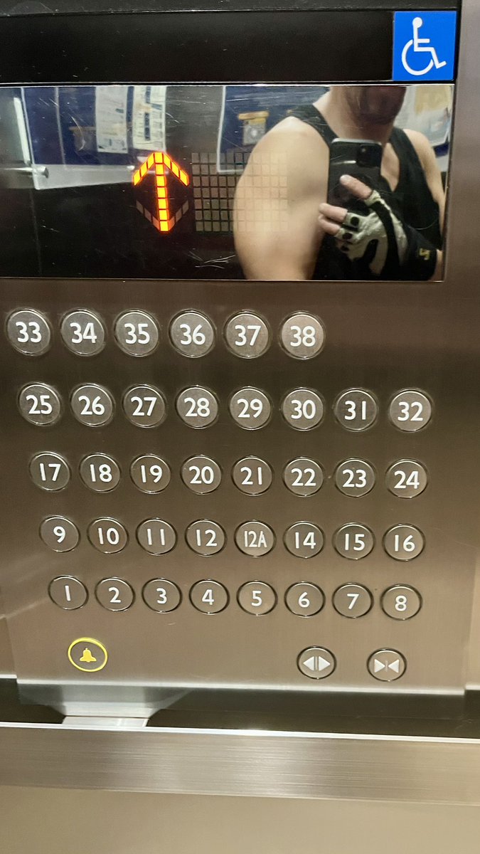 thnbdi18's tweet photo. ลิฟต์ตัวเดียวใน 5 ตัวที่มีกระจกน้อยๆ https://t.co/QvkCStYI1j