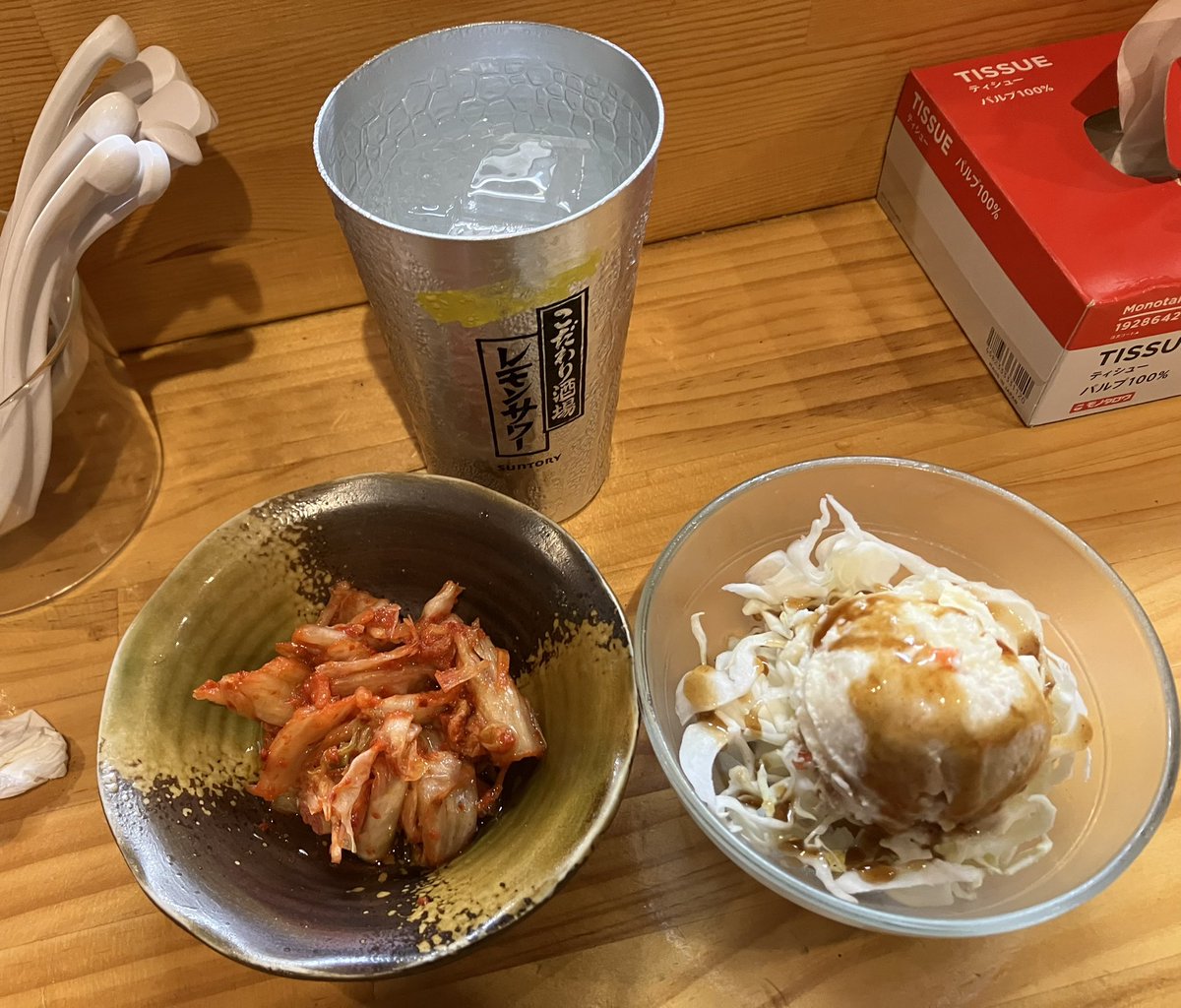 orenomeshiroku's tweet photo. 8月19日　夕食　東京都北区
とろもつ國分商店
モツ煮　キムチ　ポテサラ　レモンサワー2杯後に締めのチャーシューメン
美味也
出張はこれが良いよね、お店の売りであろうモツ煮は絶品、キムチの旨み、他で見ないポテサラにソースをひと回し、鹹味（塩味）が効いたラーメンは呑み後の締めに最高！ https://t.co/C73qjUM0lu
