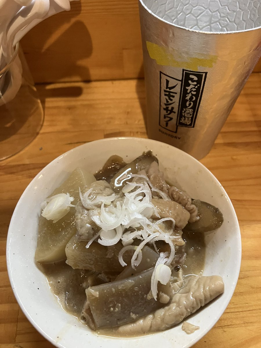 orenomeshiroku's tweet photo. 8月19日　夕食　東京都北区
とろもつ國分商店
モツ煮　キムチ　ポテサラ　レモンサワー2杯後に締めのチャーシューメン
美味也
出張はこれが良いよね、お店の売りであろうモツ煮は絶品、キムチの旨み、他で見ないポテサラにソースをひと回し、鹹味（塩味）が効いたラーメンは呑み後の締めに最高！ https://t.co/C73qjUM0lu