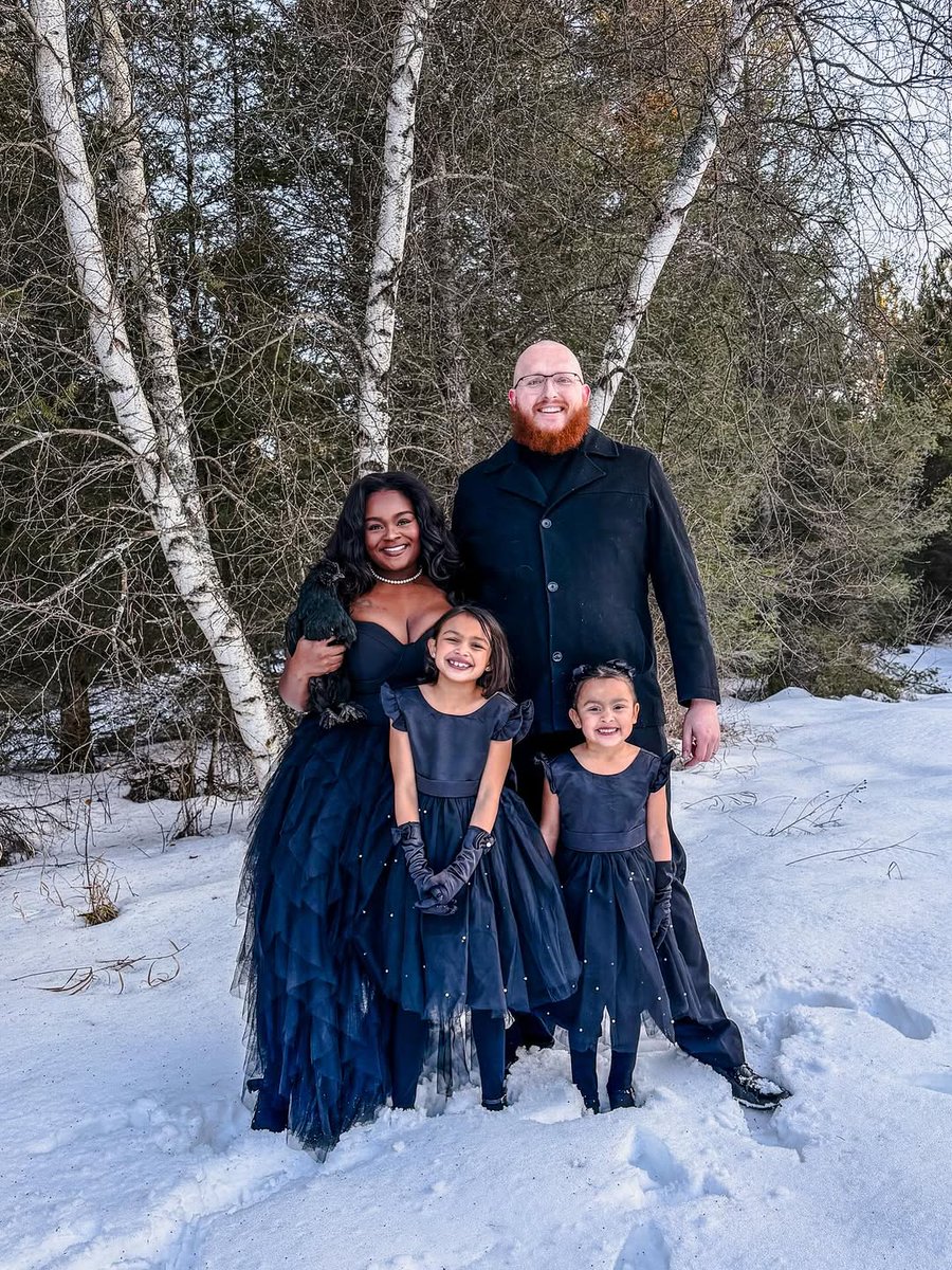 ReginiaLopbl's tweet photo. Happy Holidays
~  Love The Hensley’s 🖤

May God Bless Everyone that sees this post. We hope your hearts and homes are filled with the Holiday Spirit, Warmth, and Joy. Thanks for loving our family and being apart of our community.

Dresses 🔗 in story ... https://t.co/EeO7AoHJDX