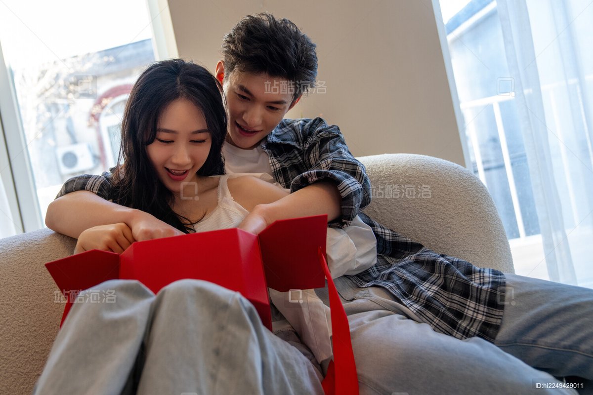 ElijahAbraham4's tweet photo. Spent the whole afternoon lazing on the sofa with my person, sharing chips and silly jokes. No plans, just perfect. https://t.co/DCOTtMaDYQ