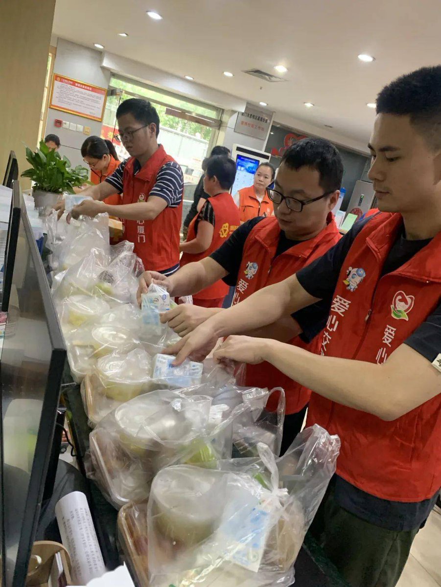 no_msg83611's tweet photo. Just wrapped up 3 days volunteering at the city's community food bank—packed 2,000+ meals for local families in need. Every small effort adds up. https://t.co/mdZdUIeJ4n