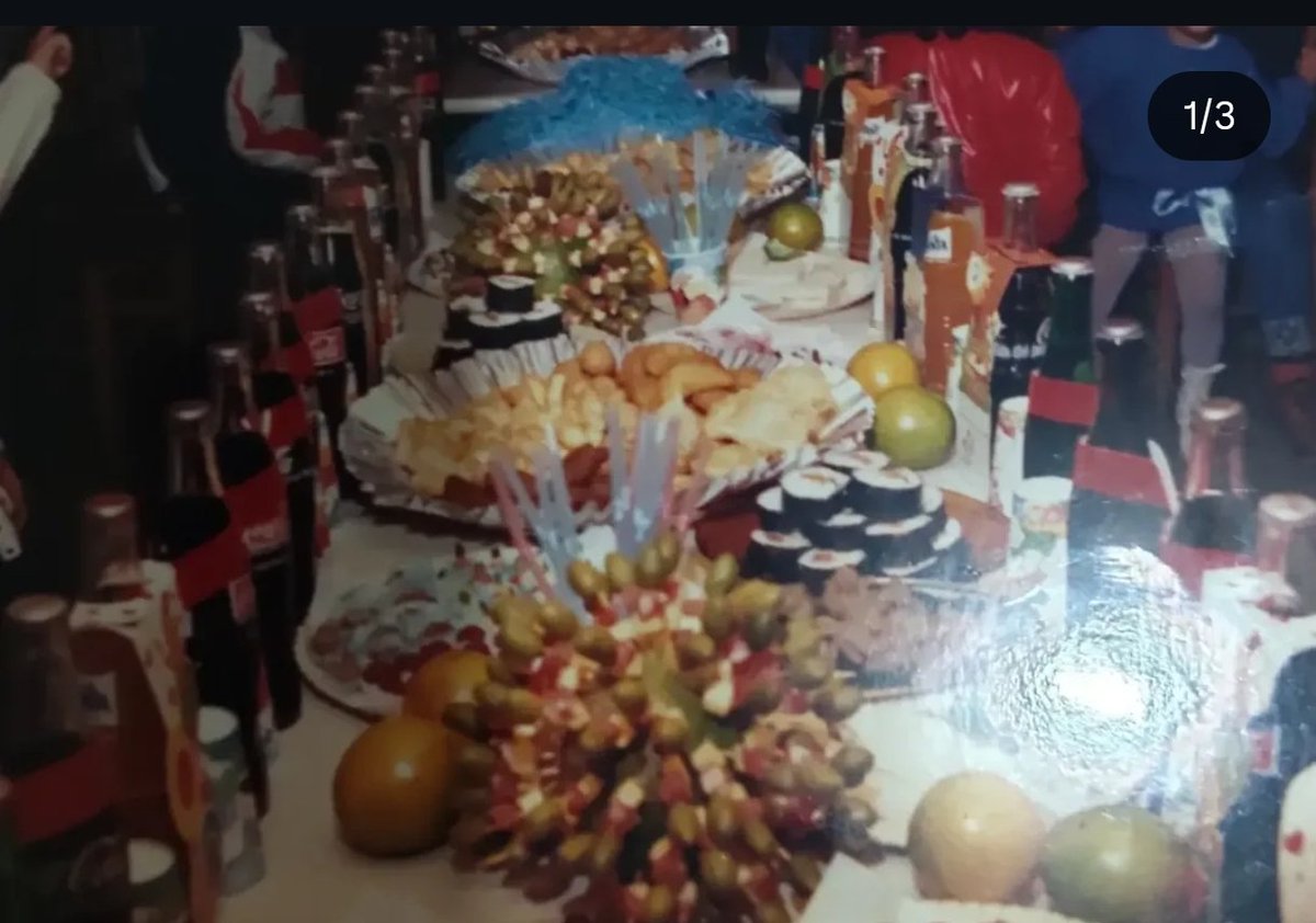 andershi1986's tweet photo. @roderix1966 Joe,
Meu aniversário de 01. Anos 80. Espetinho de frios, salgadinhos, sushi (50% nipônico), bala de coco e o bolo para 5 meses. Era bom demais. https://t.co/Fr72Rr1whi
