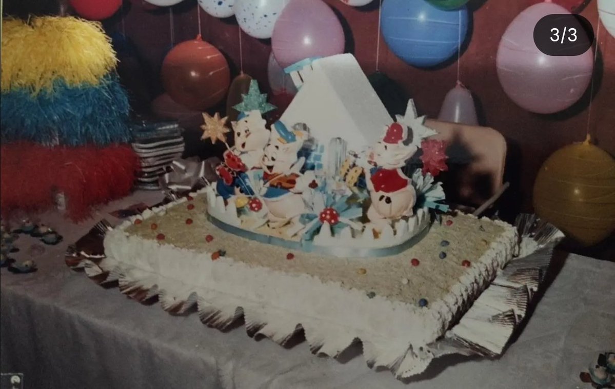 andershi1986's tweet photo. @roderix1966 Joe,
Meu aniversário de 01. Anos 80. Espetinho de frios, salgadinhos, sushi (50% nipônico), bala de coco e o bolo para 5 meses. Era bom demais. https://t.co/Fr72Rr1whi
