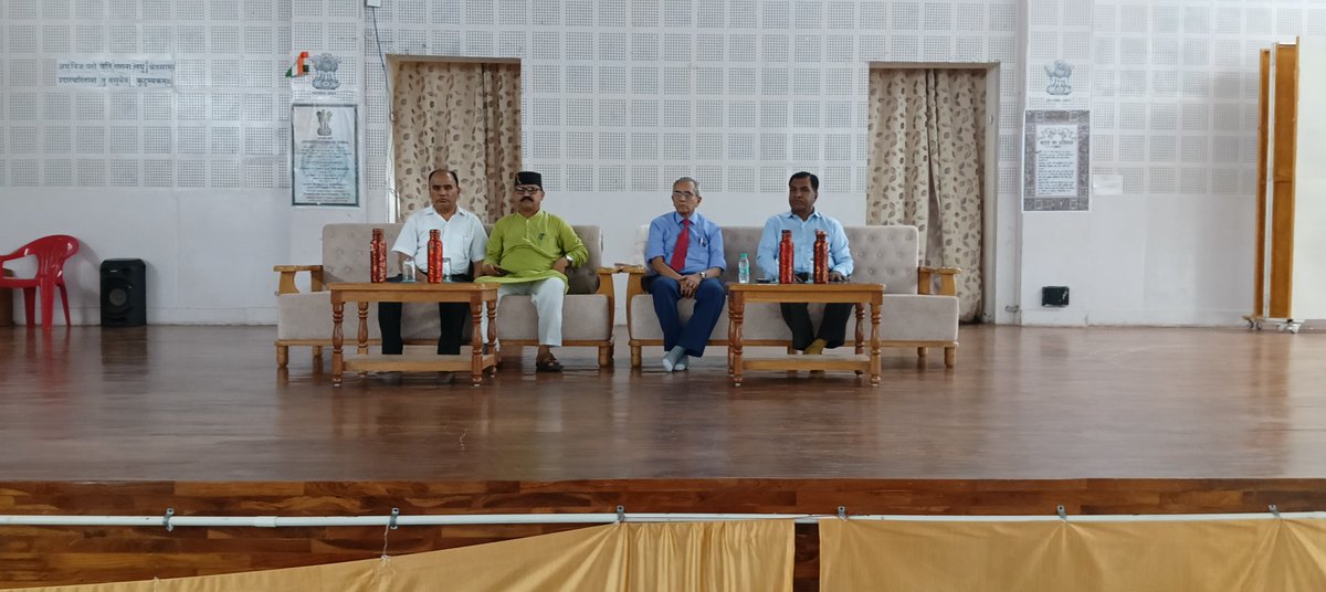 emrskalsi2's tweet photo. चरित्र निर्माण हेतु विशेष संबोधन EMRS Kalsi
आज EMRS Kalsi में विद्यार्थियों के चरित्र निर्माण एवं जीवन-मूल्यों को सुदृढ़ करने हेतु विशेष संबोधन आयोजित किया गया। कार्यक्रम में मुख्य वक्ता डॉ. अतुल कृष्ण, संस्थापक, सुभारती ने विद्यार्थियों को प्रेरणादायी मार्गदर्शन प्रदान किया। https://t.co/AtpQH8fkUG