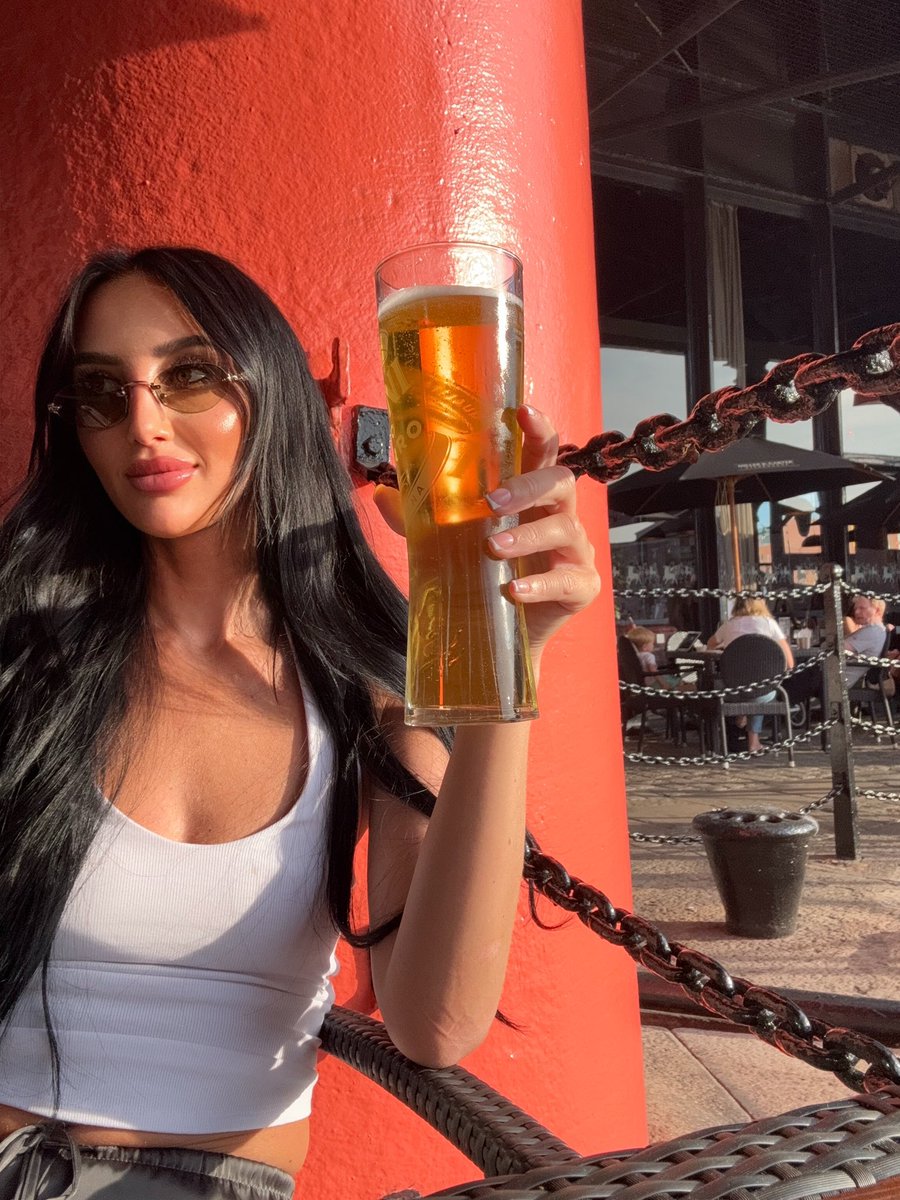 aprilhjacksonx's tweet photo. Petition for the rain to fuck off and the sun to come out so I can enjoy a peroni on the docks again ✌🏼

Yes ur bird drinks pints x https://t.co/etLQHnlPl4
