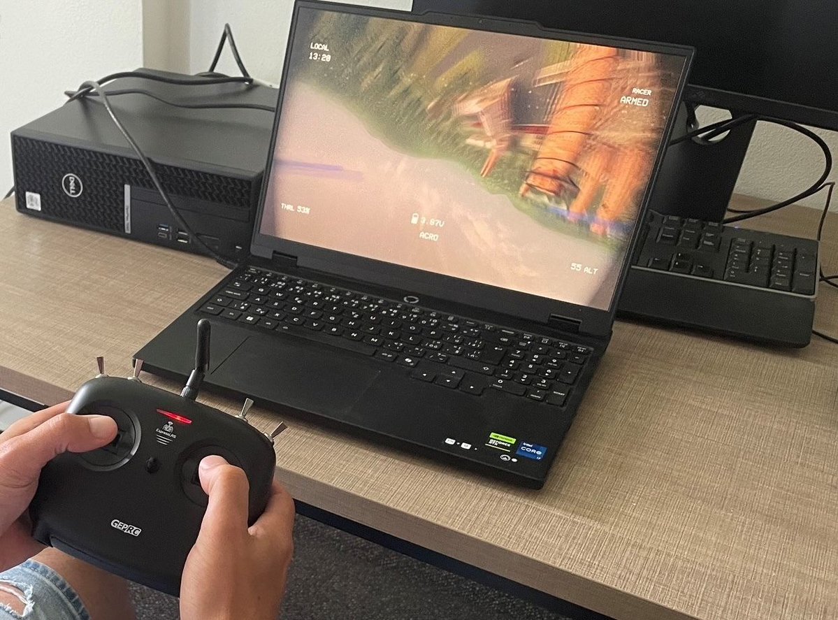 MUNI_FSS's tweet photo. VÝZKUM 🕹️ Videohry se staly běžnou součástí života dospívajících
Vytváří prostor pro kontakt mezi lidmi a jejich vliv na duševní zdraví adolescentů má i některé pozitivní konotace 🥰 Podle aktuálního výzkumu mohou moderní sociální videohry podporovat interakce mezi dospívajícími. https://t.co/xTd3i9b8UF