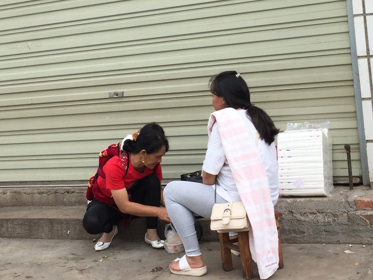 abty6w's tweet photo. Spent this morning packing care kits for elderly neighbors at the community center! Small acts bring big warmth  #CommunityVolunteer， https://t.co/8OgXGoPjQA