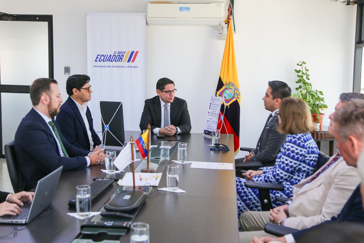 EcuadorMAE's tweet photo. 🤝 [REUNIÓN DE TRABAJO]

HOY, el ministro (s) Javier Medina, junto al viceministro de Agua, Freddy Muñoz, participaron en un espacio de diálogo con representantes de Hydro Industries, empresa británica especializada en el tratamiento de agua.

El objetivo de esta reunión fue abordar temas como:

✅Preparación de un acuerdo para  el desarrollo de sistemas  de tratamiento ante fenómenos meteorológicos.
✅Apoyo tecnológico para la gestión hídrica.
✅Programas de capacitación a la población.
✅Educación ambiental continua.