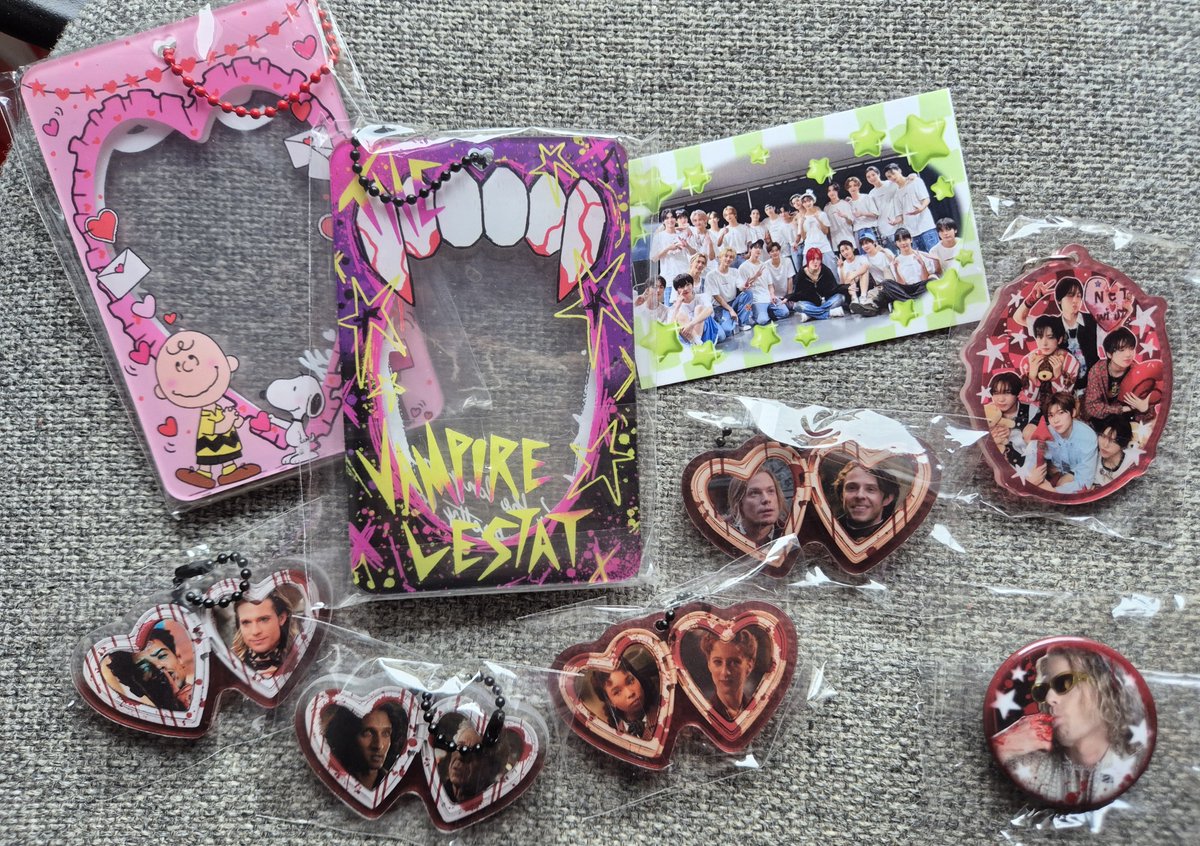wiyuchuu's tweet photo. haul of all my favs from my fav @lw_pins 
I did not expect the pc holders to be THIS chonky and sturdy, this is top notch quality!!! https://t.co/L6gtecgAiK