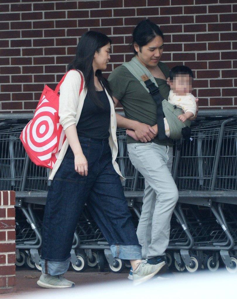 vbspurs's tweet photo. Remember Princess Mako of Japan? Not only did she give up her titles, but turned down a dowry of 1 million dollars.

All so that she could be a suburban house-mom wearing dungarees to shop at Target.

SHE is what Prince Harry was supposed to be, instead of that royal grifter. https://t.co/kF3YZj0fB8