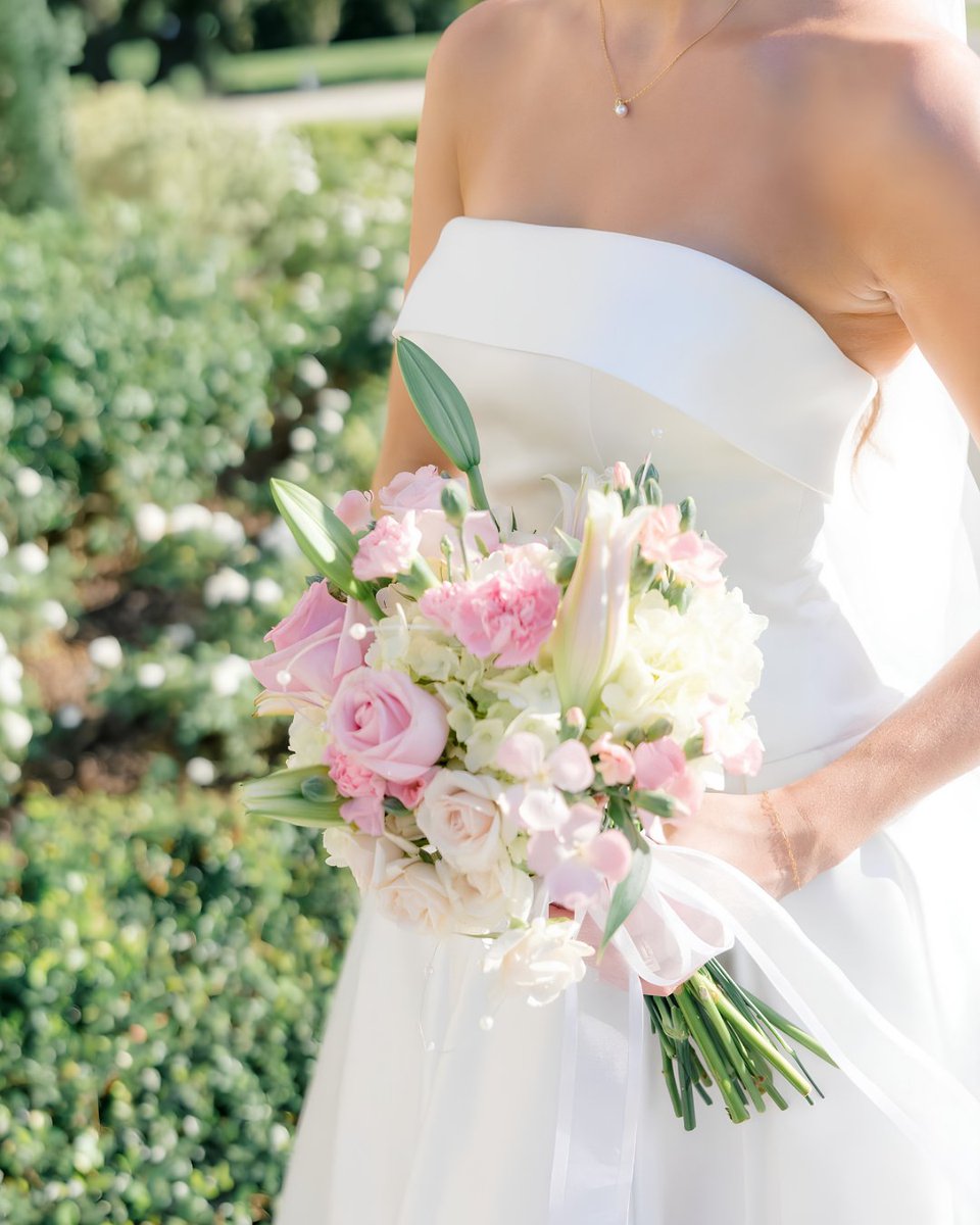 royalgardenhtx's tweet photo. The bouquet you’ll hold for a few hours—and remember forever 💐

📍 River Oaks Courtyard – Kirby | 6103 Kirby Dr
📍 Royal Garden – Washington | 1201 Birdsall St

#RoyalGarden #RiverOaksCourtyard #houstonweddings https://t.co/fJ2EoBRrTn