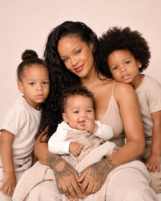 Stephaniebae255's tweet photo. Rihanna has the most adorable family in the world 😍❤️ https://t.co/h9jUC8GEyg