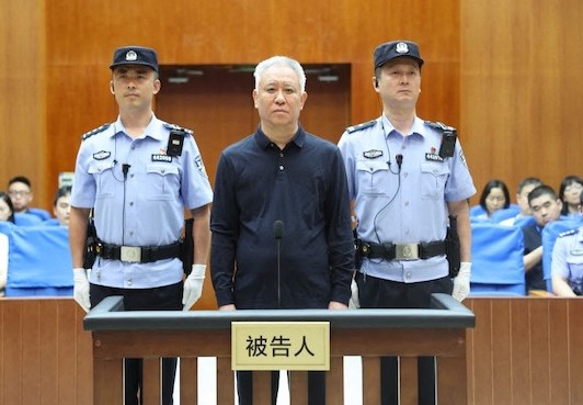 visegrad24's tweet photo. 🇨🇳 China has sentenced Evergrande founder Xu Jiayin (Hui Ka Yan) to life in prison and fined the company more than $2 billion for large-scale financial fraud.

Once Asia’s richest man with a $45 billion fortune, Xu built Evergrande into China’s second-largest developer by selling unfinished apartments and using the proceeds to buy more land with borrowed money.

When China restricted lending to highly indebted developers in 2020, the company collapsed under more than $300 billion in debt. 

The fallout triggered a wave of bankruptcies in the property sector, left hundreds of thousands of buyers with unfinished homes, and contributed to a prolonged slowdown in China’s economy.