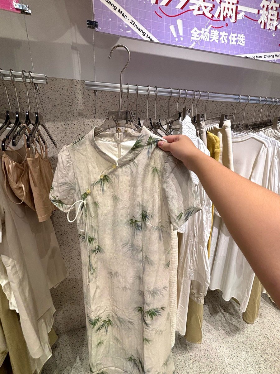 nonolm19's tweet photo. Tackling the weekend closet clear-out! Found a bunch of barely used, clean clothes I don’t need. Time to donate or swap them—less clutter, more joy. ， https://t.co/jWC8Xb2V3y